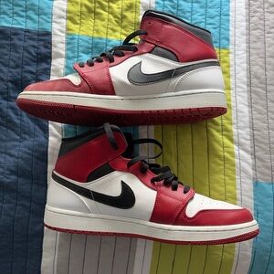 Nike Men’s Red White Black Retro High-Top Sneakers